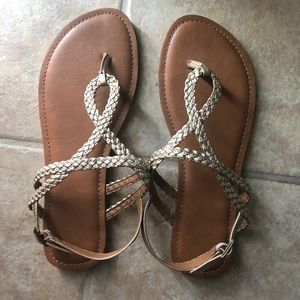 Universal Thread Sandals